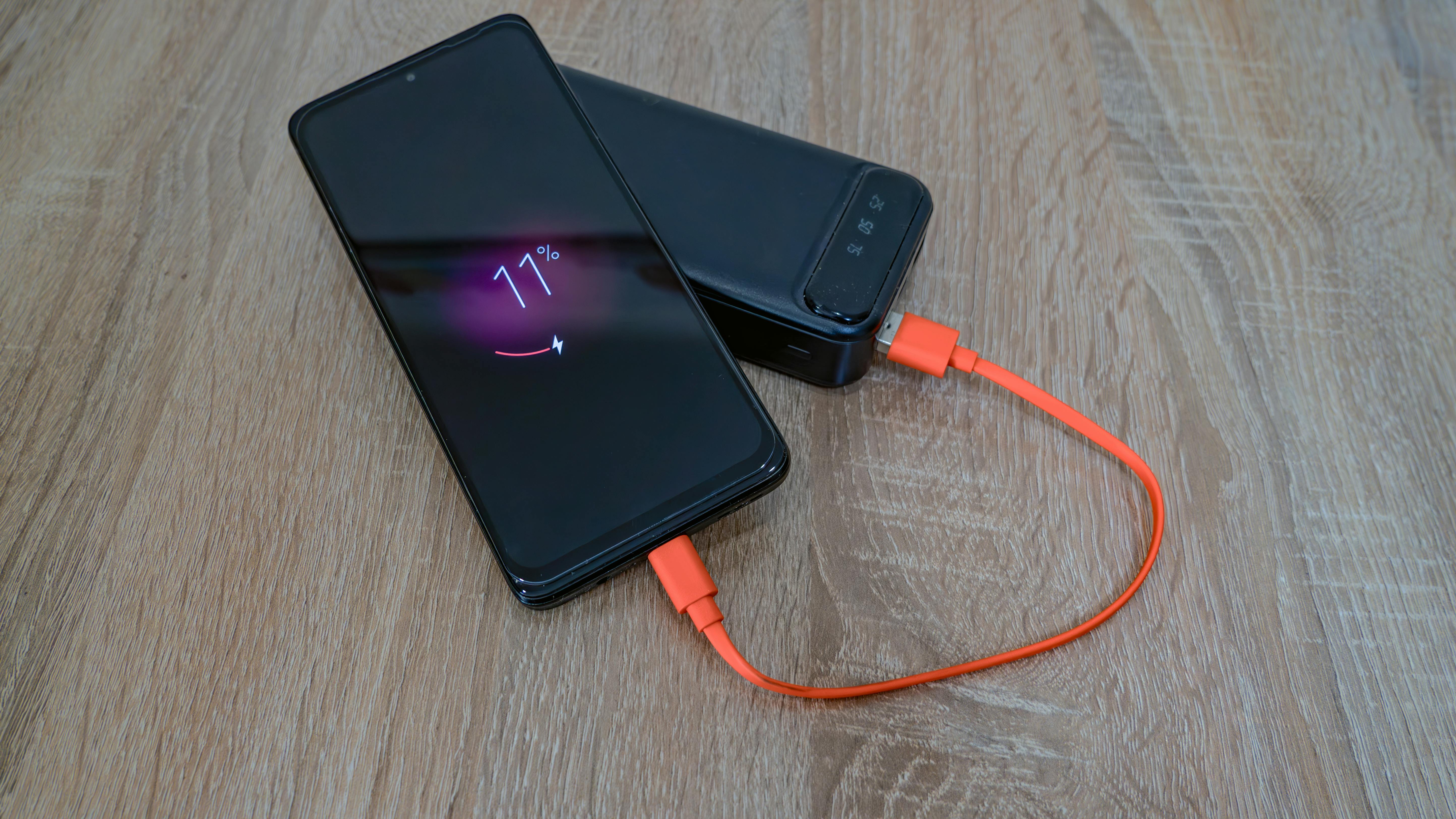 Smartphone lädt an einer Powerbank für einen Tag auf Usedom
